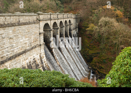 L'eau de ruissellement sur le barrage réservoir Burrator à Dartmoor, Devon, UK Banque D'Images