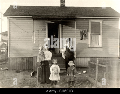 Famille de cinq à petite cabane Banque D'Images