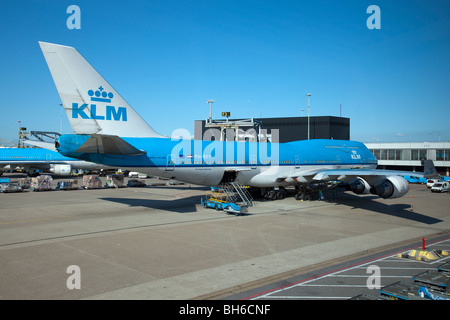 Boeing 747-400 KLM à l'entrée à l'aéroport de Schiphol, Amsterdam, Pays-Bas Banque D'Images