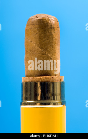 Habana CIGAR COHIBA Siglo II fait main fait main tube cigare cigares de La Havane LA HAVANE CUBA fond bleu fumée lisse Banque D'Images