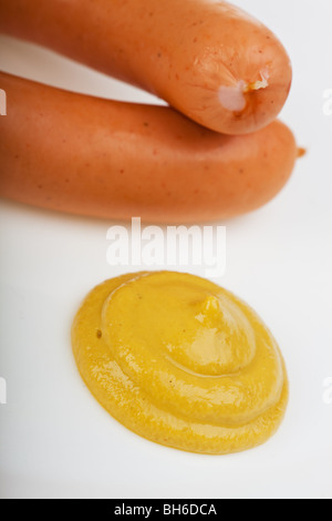 Une paire de saucisses sur une assiette blanche Banque D'Images