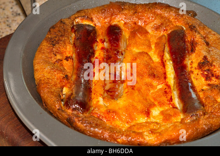 Dans le trou, Toad britannique traditionnel plat de saucisses dans yorkshire pudding Banque D'Images