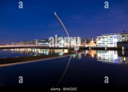 Le Samuel Beckett Bridge sur la rivière Liffey à Dublin Docklands. Banque D'Images