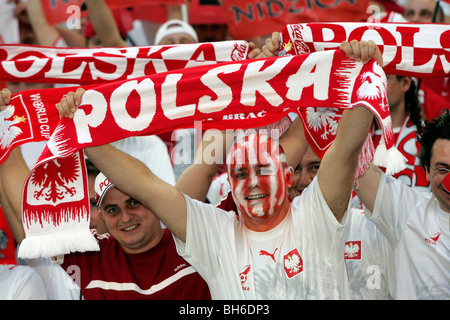 Les fans de football polonais peuvent contenir jusqu'à 2006 les foulards finales de la Coupe du Monde de Football Banque D'Images