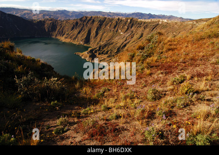 Quilotoa, Equateur, Aperçu de volcan Quilotoa, le volcan le plus à l'Ouest dans les Andes équatoriennes, et son livre vert rempli d'eau thr Banque D'Images