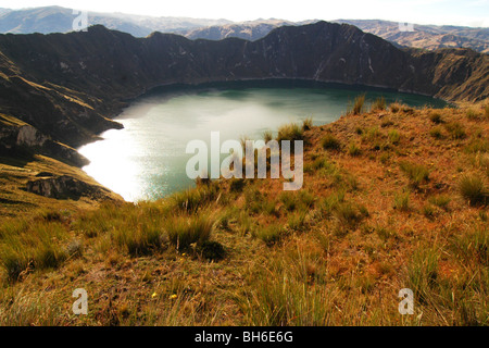 Quilotoa, Equateur, Aperçu de volcan Quilotoa, le volcan le plus à l'Ouest dans les Andes équatoriennes, et son livre vert rempli d'eau thr Banque D'Images