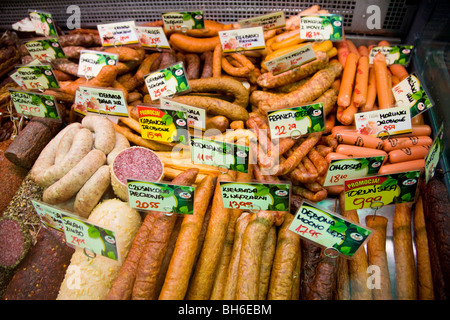 Saucisses polonaises et la viande cuite / les viandes dans un refroidisseur, du cabinet à Gliwice, en haute Silésie, Pologne. Banque D'Images