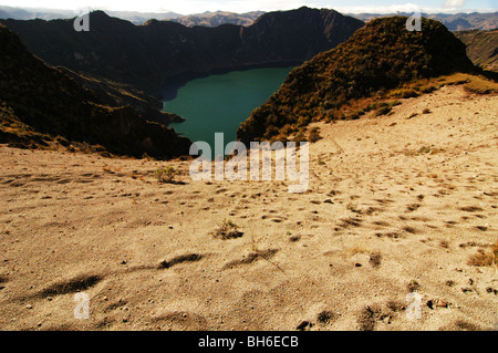 Quilotoa, Equateur, Aperçu de volcan Quilotoa, le volcan le plus à l'Ouest dans les Andes équatoriennes, et son lac de l'eau verte Banque D'Images