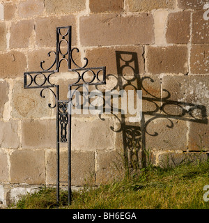 Croix de cimetière de campagne. Banque D'Images
