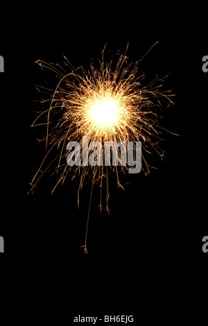 Noël spakrler combustion isolé sur fond noir Banque D'Images