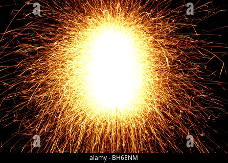 Noël spakrler combustion isolé sur fond noir Banque D'Images