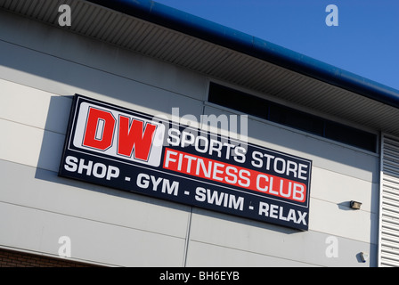 Centre de remise en forme Sports DW à Widnes, Cheshire, anciennement JJB Sports. Voir l'image Alamay : BGR8EP Banque D'Images