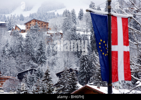 Neige scène. Chalets, les sapins, les drapeaux. Megève, Haute Savoie, France, Europe Banque D'Images