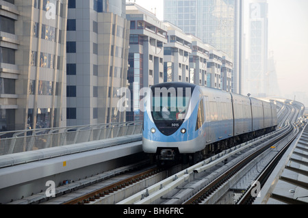 Metro Train arrivant à la gare de Sheikh Zayed Road, Dubai UAE Banque D'Images