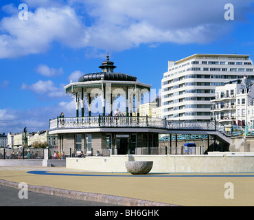 Refuge de l'époque victorienne sur la promenade du front de mer, Brighton et Hove, East Sussex. Le refuge, construit en 1884, a été restauré en 2009. Banque D'Images