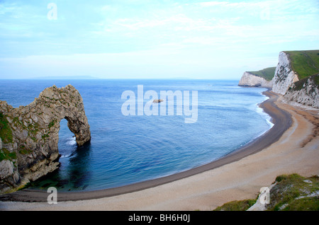 Durdle Door, Dorset, à l'ouest vers Swyre la tête. La Côte Jurassique, en Angleterre. Banque D'Images