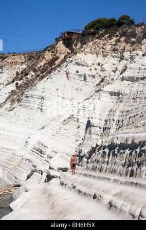 La Scala dei Turchi est un type d'scoglifero falaise qui s'élève au-dessus de la mer le long de la côte de Realmonte en Sicile. Banque D'Images