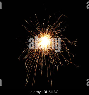 Noël spakrler combustion isolé sur fond noir Banque D'Images