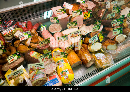 Saucisses polonaises et la viande cuite / les viandes dans un refroidisseur, du cabinet à Gliwice, en haute Silésie, Pologne. Banque D'Images