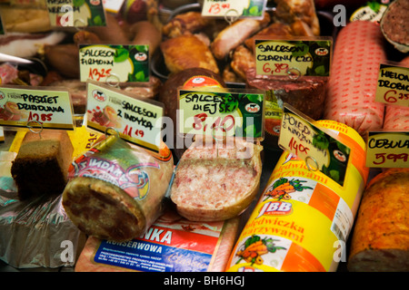 Saucisses polonaises et la viande cuite / les viandes dans un refroidisseur, du cabinet à Gliwice, en haute Silésie, Pologne. Banque D'Images