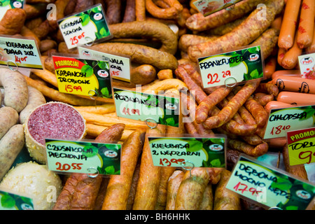 Saucisses polonaises et la viande cuite / les viandes dans un refroidisseur, du cabinet à Gliwice, en haute Silésie, Pologne. Banque D'Images