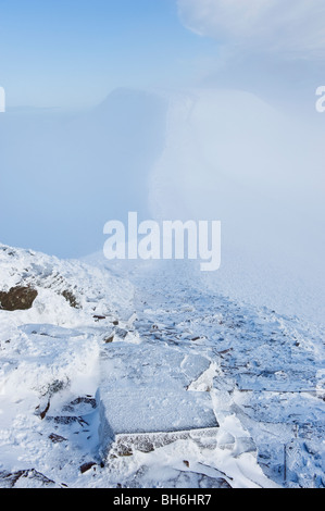 Voir de la neige a couvert sentier à partir du maïs à Pen Y Fan en hiver, le parc national des Brecon Beacons, le Pays de Galles Banque D'Images