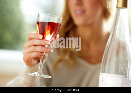 Woman drinking wine Banque D'Images