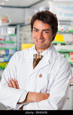 Portrait of mid adult pharmacien looking at camera Banque D'Images