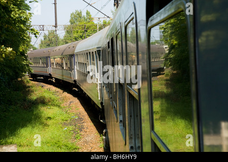 Train et wagons / transport traversent au cours d'une campagne sur un voyage à Cracovie. La Pologne. Banque D'Images