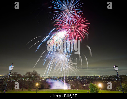 D'artifice la nuit sur Londres de l'Alexandra Palace et parc Banque D'Images