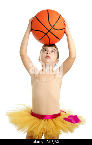 Petite fille ballerine avec basket orange ball dans ses mains Banque D'Images