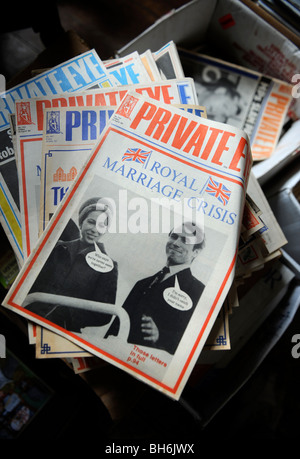 Une boîte d'anciens numéros de Private Eye magazine la copie du dessus montre la Princesse Anne et du capitaine Mark Phillips documentant leur séparation Banque D'Images