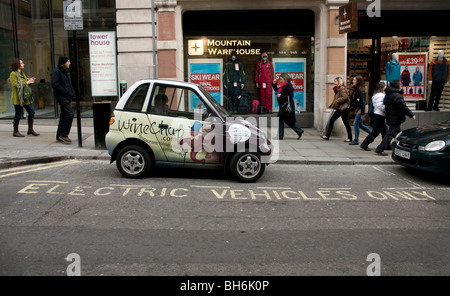 Une voiture électrique permet de charger jusqu'à un point de jus dans le centre de Londres Banque D'Images