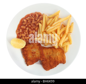 Vue plongeante sur un repas de poisson pané, frit avec des frites (frites), haricots Banque D'Images