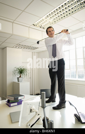 Business man playing golf Banque D'Images