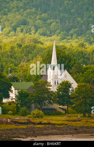 La Nouvelle-Écosse, Annapolis Royal, blanc steepled église sur baie Sainte-marie entouré de forêt verte Banque D'Images