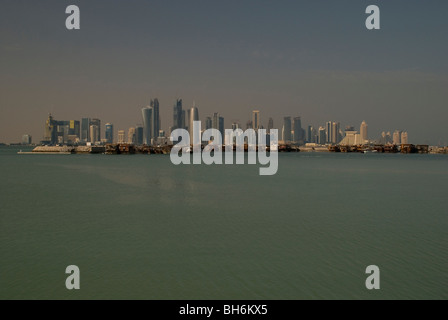 Doha, Qatar skyline avec vue sur la mer en premier plan et les bateaux de pêche boutres Banque D'Images