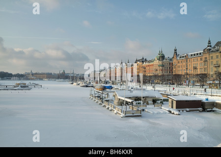 À la recherche sur l'eau gelée à Strandvagen, Stockholm, couvertes de neige HDR (High Dynamic Range image) Banque D'Images