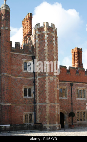 Cour de base à Hampton Court Palace. Initialement construit pour le Cardinal Wolsey, favorite d'Henri VIII. Henry a pris la relève. Il a été plus tard en raison d'être démoli et remplacé par un palais à éclipser Versailles en France par William III, mais ce n'était qu'à moitié terminés et aujourd'hui il y a deux palais côte à côte dans le Richmond-upon-Thames plan du Banque D'Images