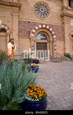 Cour intérieure de la Basilique Cathédrale de Saint François d'assise à Santa Fe, Nouveau Mexique Banque D'Images