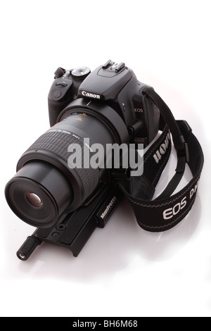 Canon EOS 400D avec sangle large et EOS Canon MP-E 65mm f2.8 1-5x objectif macro et un rail focus Manfrotto Banque D'Images