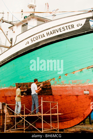 La Nouvelle-Écosse, Annapolis Royal, bateau de pêche commercial trawler en cale sèche en réparation Banque D'Images