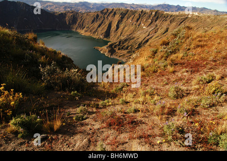 Quilotoa, Equateur, Aperçu de volcan Quilotoa, le volcan le plus à l'Ouest dans les Andes équatoriennes, et son livre vert rempli d'eau thr Banque D'Images