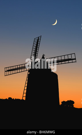 Au crépuscule, silhouette d'un ancien moulin à vent typique en Provence, France. Banque D'Images