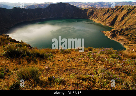 Quilotoa, Equateur, Aperçu de volcan Quilotoa, le volcan le plus à l'Ouest dans les Andes équatoriennes, et son livre vert rempli d'eau thr Banque D'Images