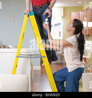 Femme Homme aidant avec les améliorations à la maison Banque D'Images