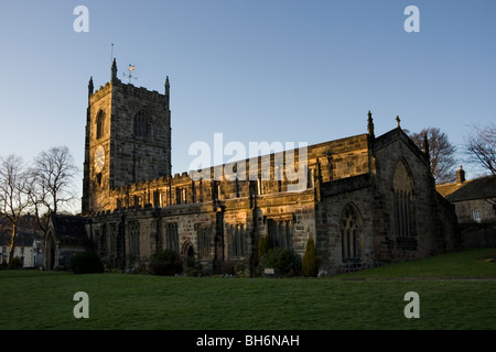 L'église Holy Trinity, une magnifique cité médiévale construire en haut de la rue High Street Skipton, Yorkshire du Nord Banque D'Images