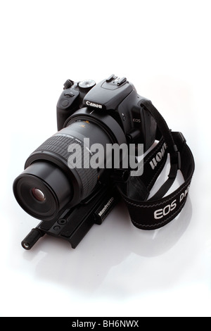 Canon EOS 400D avec sangle large et EOS Canon MP-E 65mm f2.8 1-5x objectif macro et un rail focus Manfrotto Banque D'Images
