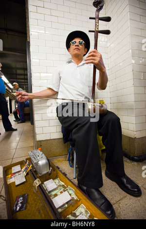 American chinois jouant la musique traditionnelle chinoise dans le métro dans le quartier chinois, NYC Banque D'Images