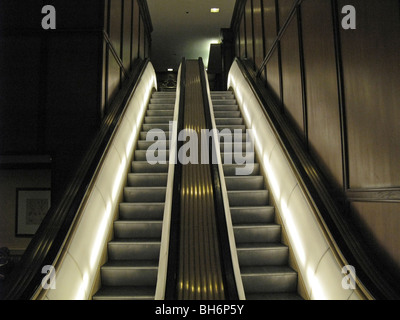 Escalator dans un bâtiment Banque D'Images